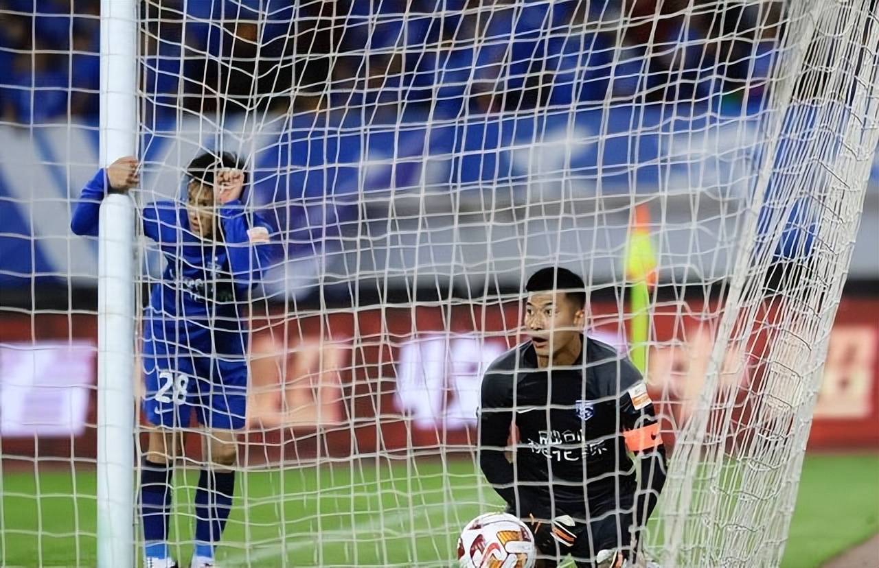 包含武汉三镇内部会议纪要流出：今夜内部沟通，CBA季后赛使命明确，轮换策略成焦点的词条